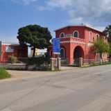 Per raggiungere il Parco Dune Costiere imbocchiamo l'uscita "Fasano centro" della statale e ci immettiamo quindi nella strada che conduce a Ostuni. Dopo circa 13 chilometri all�altezza della frazione di Montalbano appare sulla sinistra l'Albergabici, centro informazioni dell'oasi, attivo in un'ex casa cantoniera dal colore rossiccio: � questo il punto di partenza della nostra esplorazione